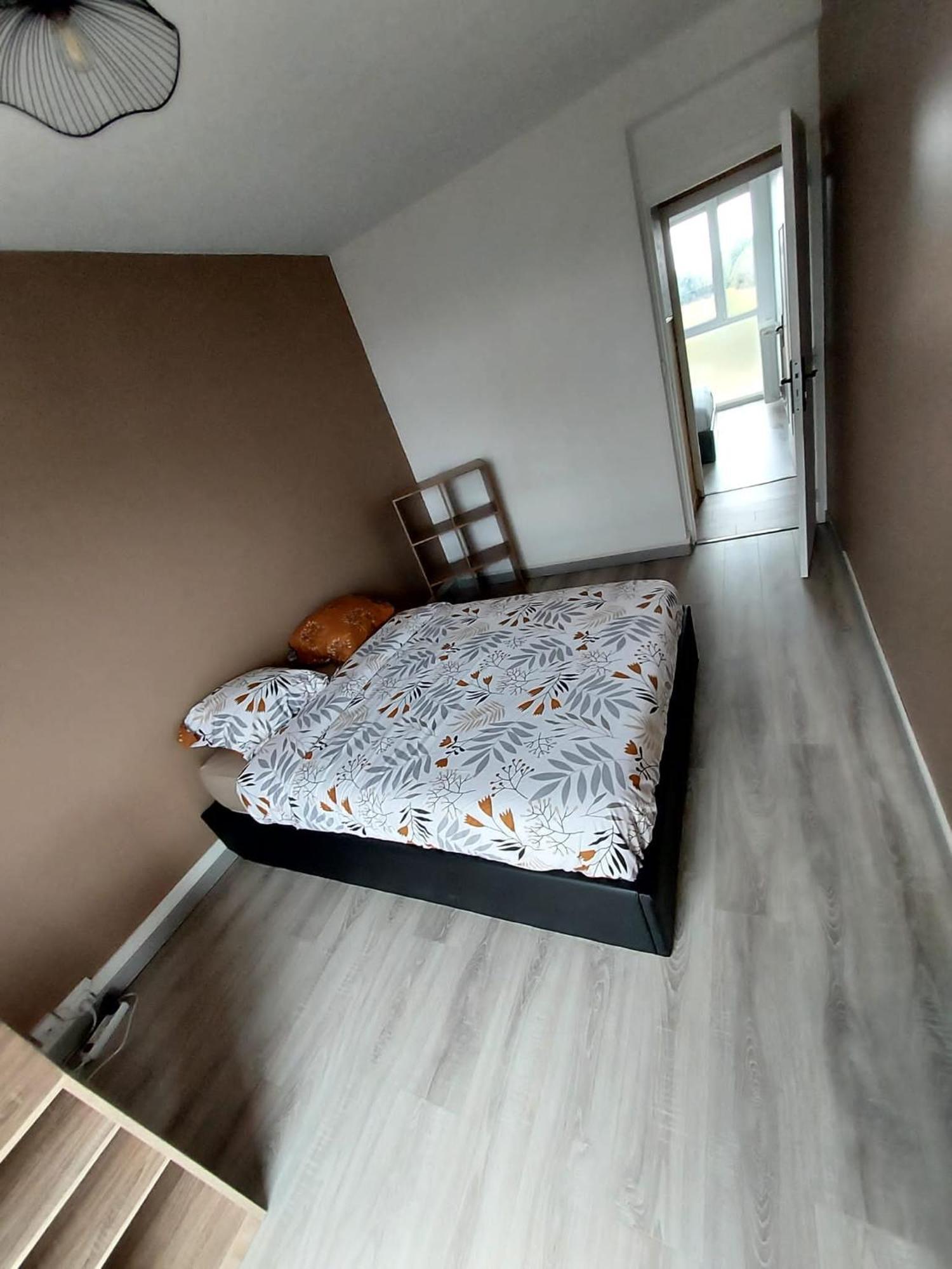 Spacieux, Tendance, avec Vue Panoramique sur Beauvais ! Idéal pour 1 à 6 voyageurs ! 3 lits doubles confortable Chambre photo
